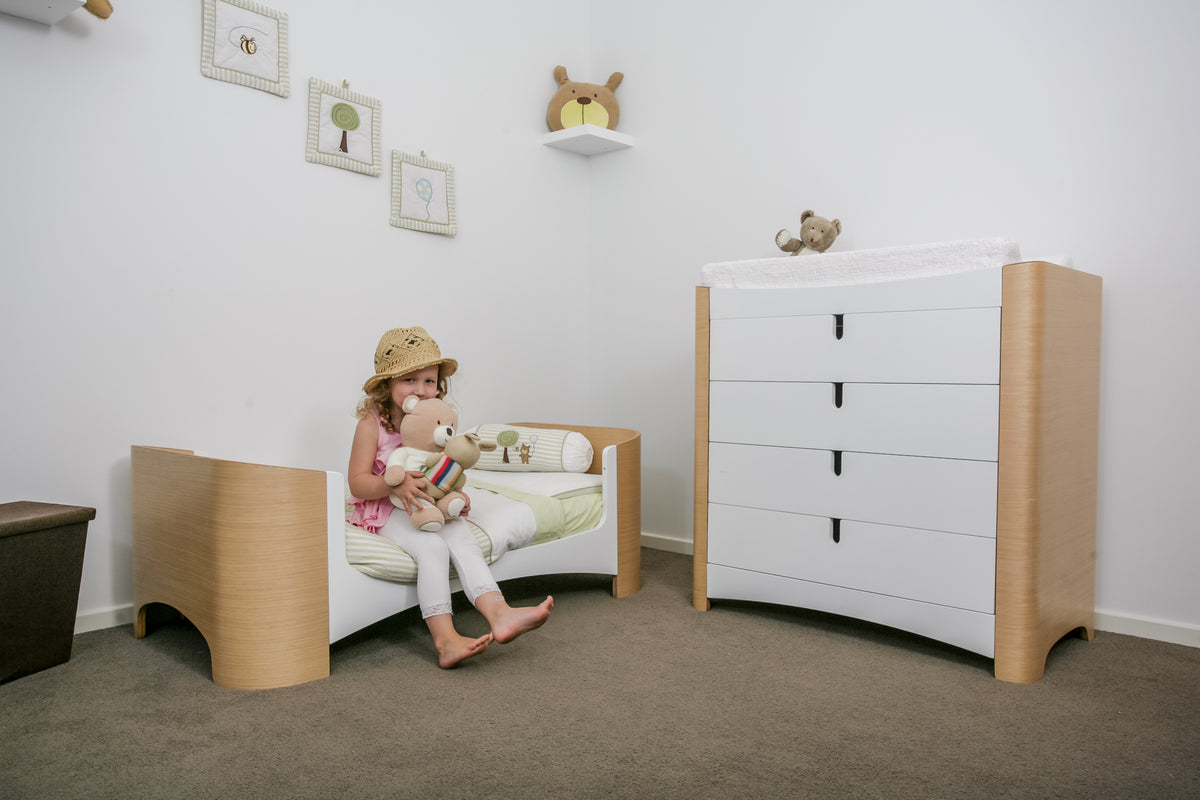 Vulu Cot with toddler