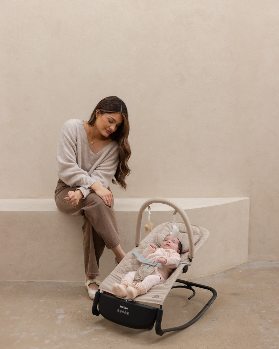 Auto Rocker — Beige — mum with baby in the rocker